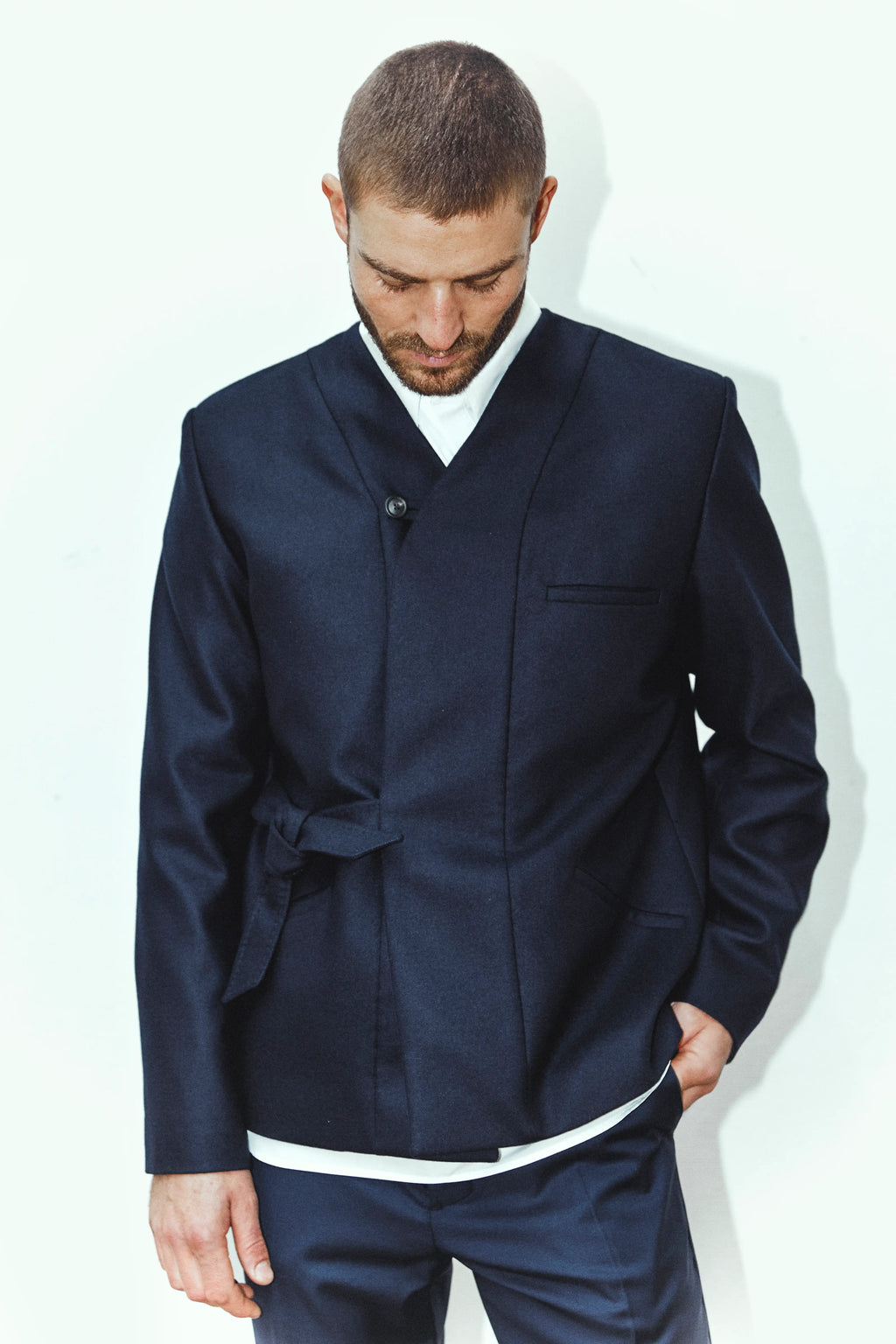 (SOON) Collarless jacket with side-tie belt